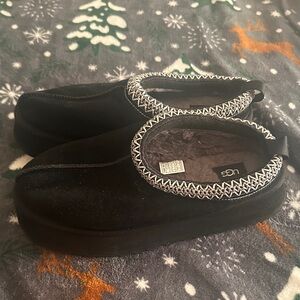 UGG Black Slippers with Cream Detailing